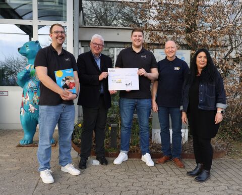 Im Bild (v.l.n.r.): Florian Kempter (2. Vorstand Yeti), Heinz Brennenstuhl, 1. Vorsitzender des Fördervereins HegauHelden, Manuel Braun (1. Vorstand Yeti), Clemens Fleischmann (Vorstandsmitglied HegauHelden) und Fördervereins-Schriftführerin Ute Schröder. Bild: Andrea Jagode